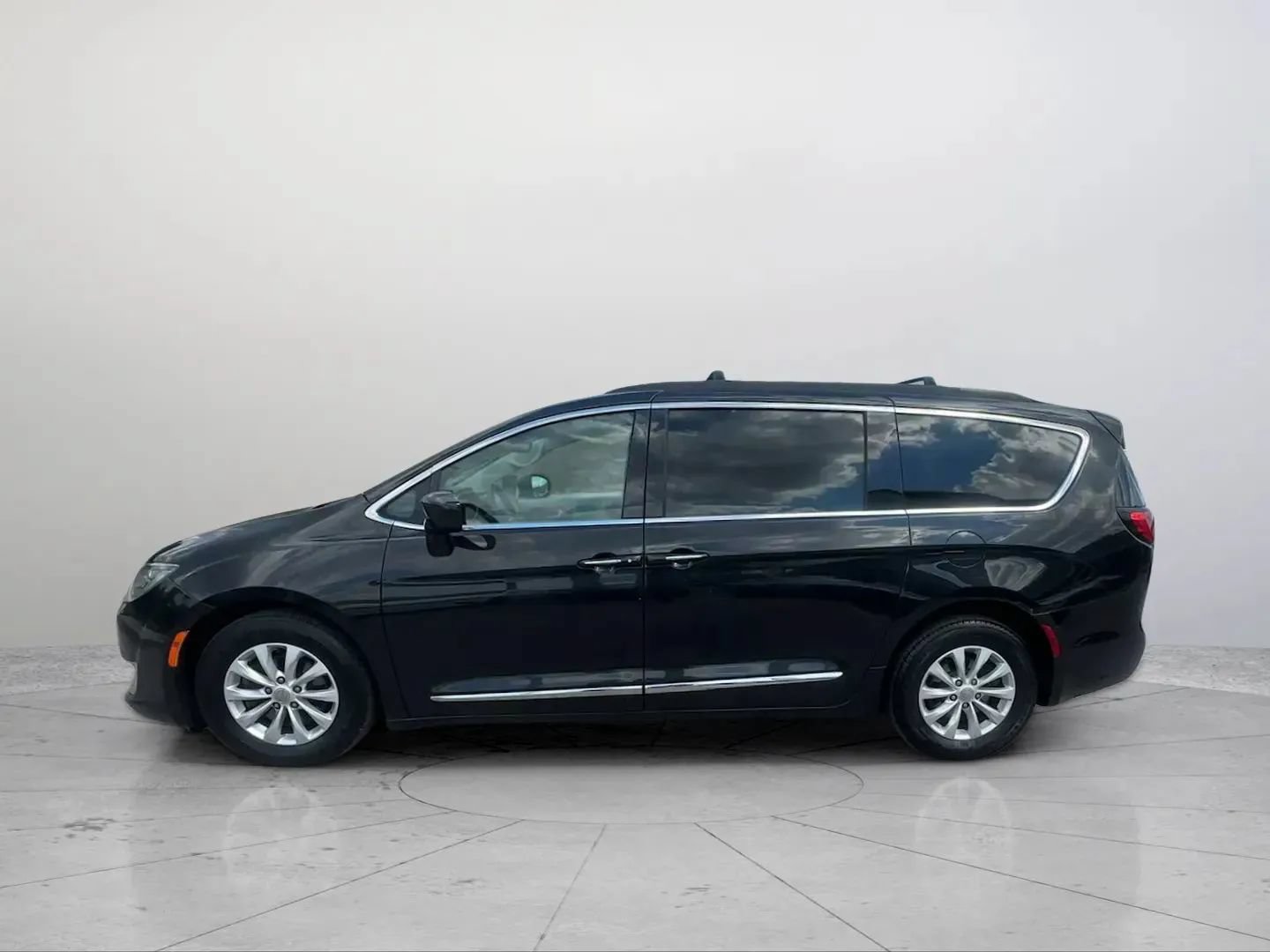 Used 2017 Chrysler Pacifica Touring-L FWD image 5