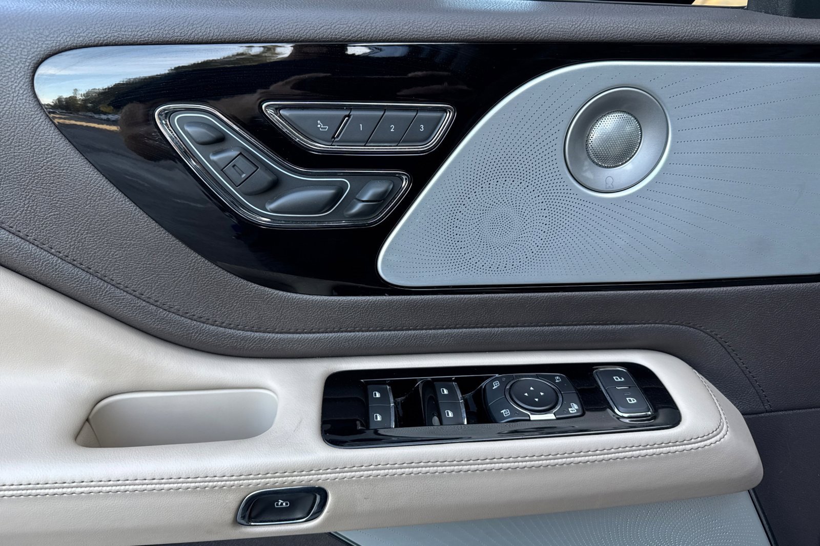 Certified 2022 Lincoln Aviator Grand Touring w/ Equipment Group 301A image 11