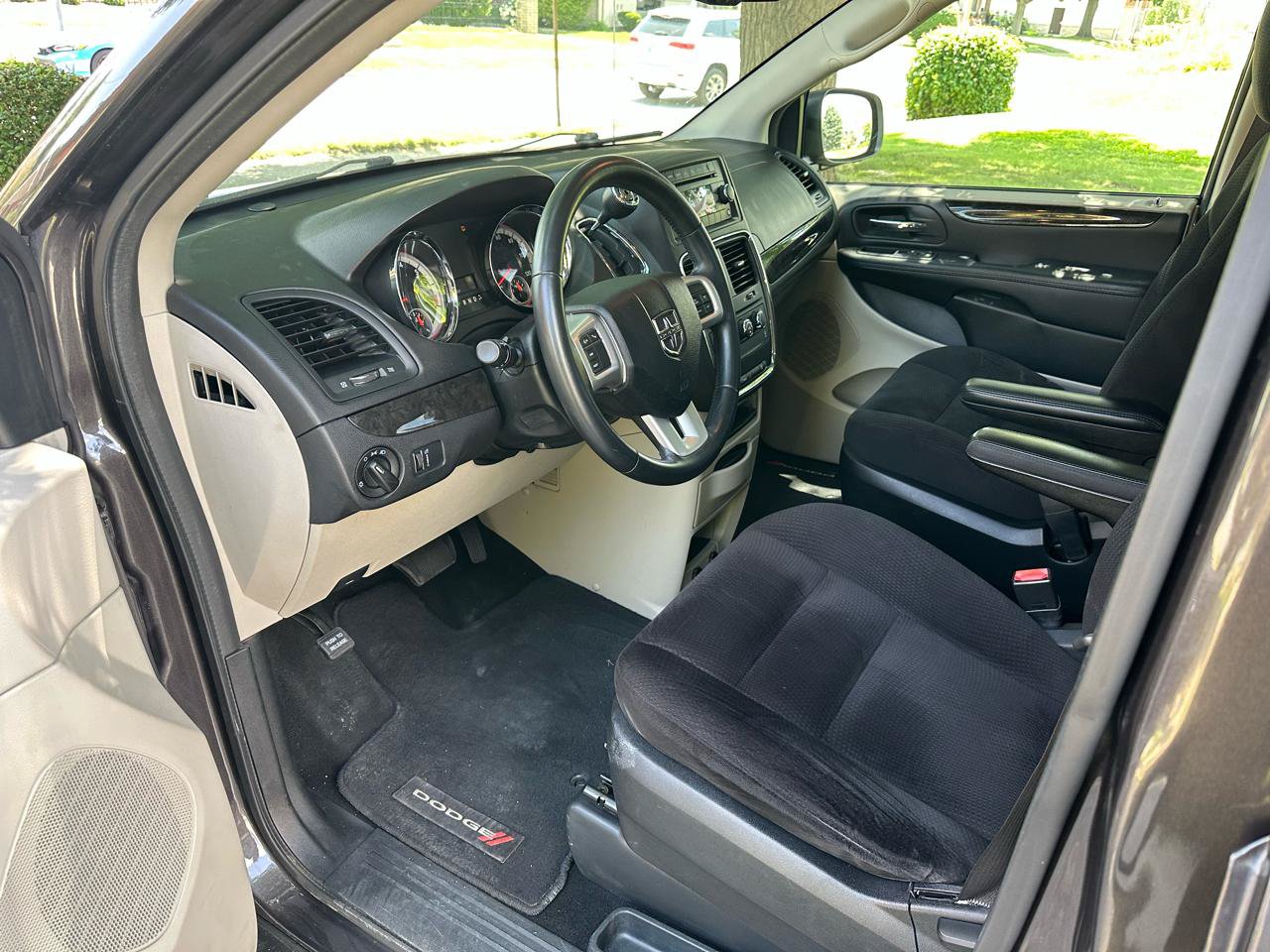 Used 2015 Dodge Grand Caravan American Value Package w/ UConnect Hands-Free Group FWD image 25