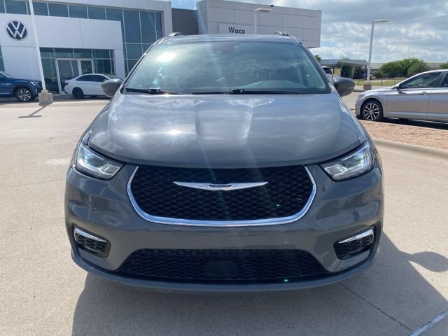 Used 2022 Chrysler Pacifica Touring-L FWD image 2