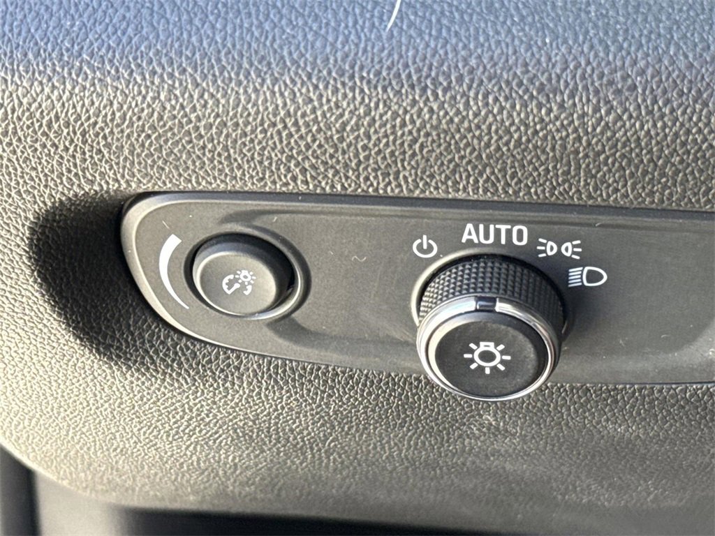 Used 2023 Chevrolet Traverse LT image 16