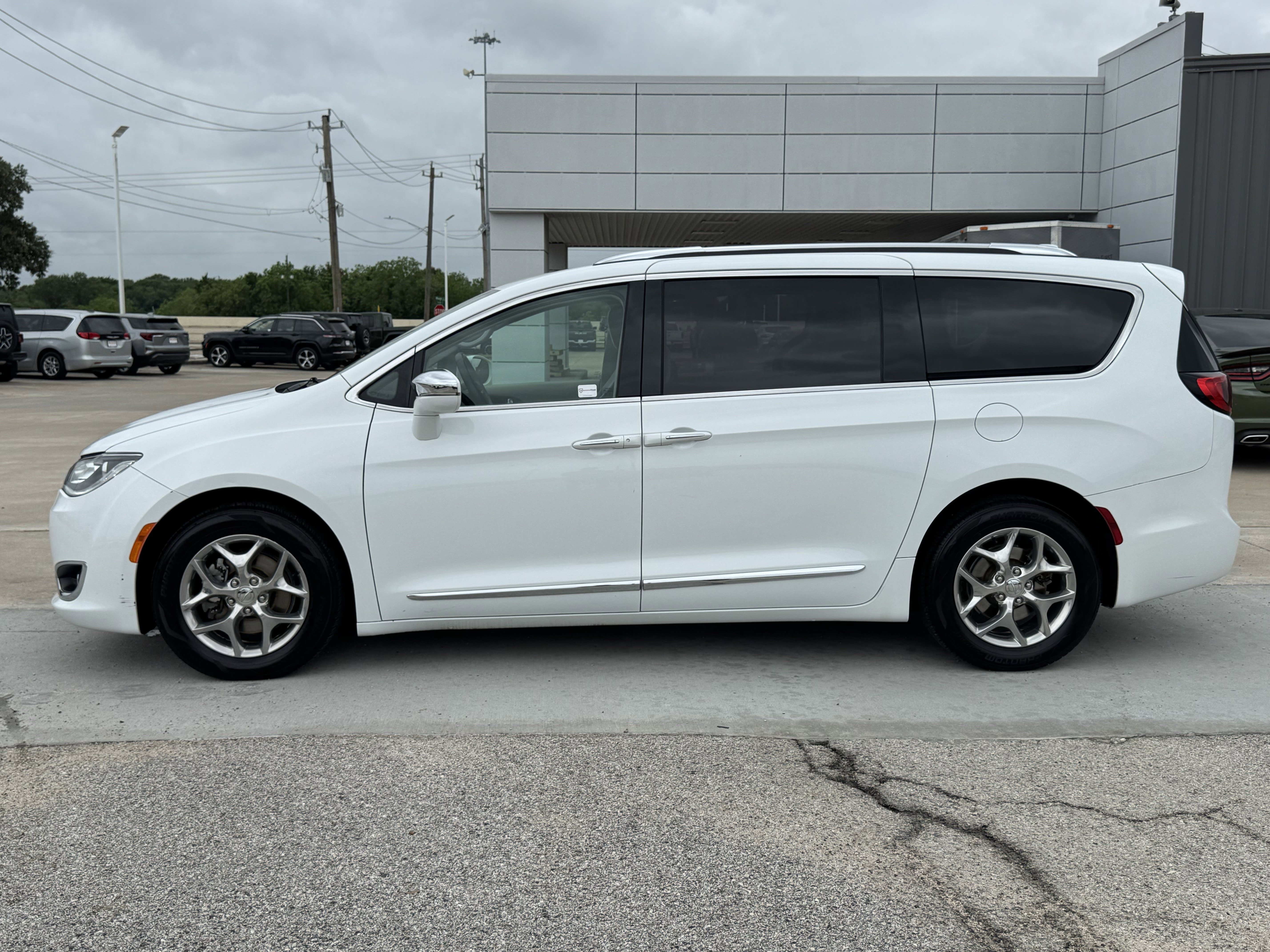 Used 2018 Chrysler Pacifica Limited FWD image 7