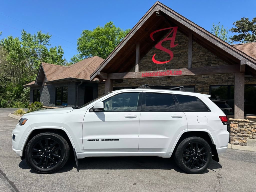 Used 2018 Jeep Grand Cherokee Altitude RWD image 2