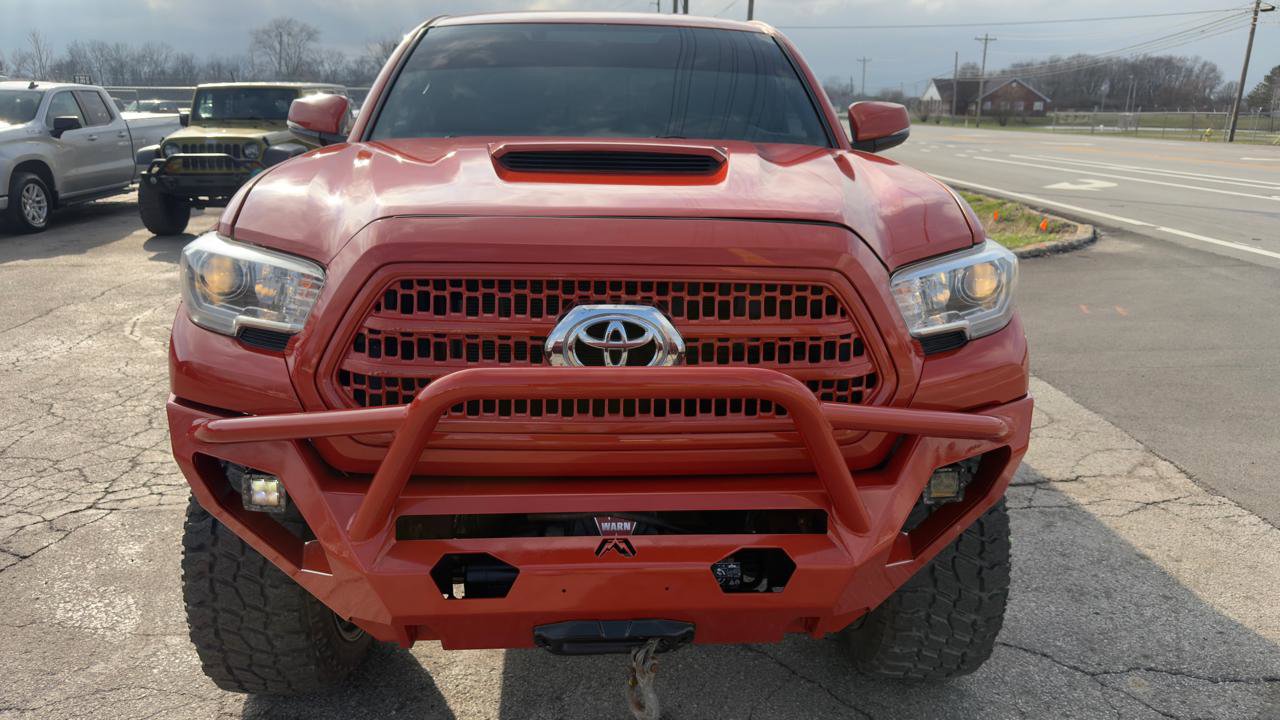 Used 2017 Toyota Tacoma TRD Sport w/ Tow Package (A/T) image 12