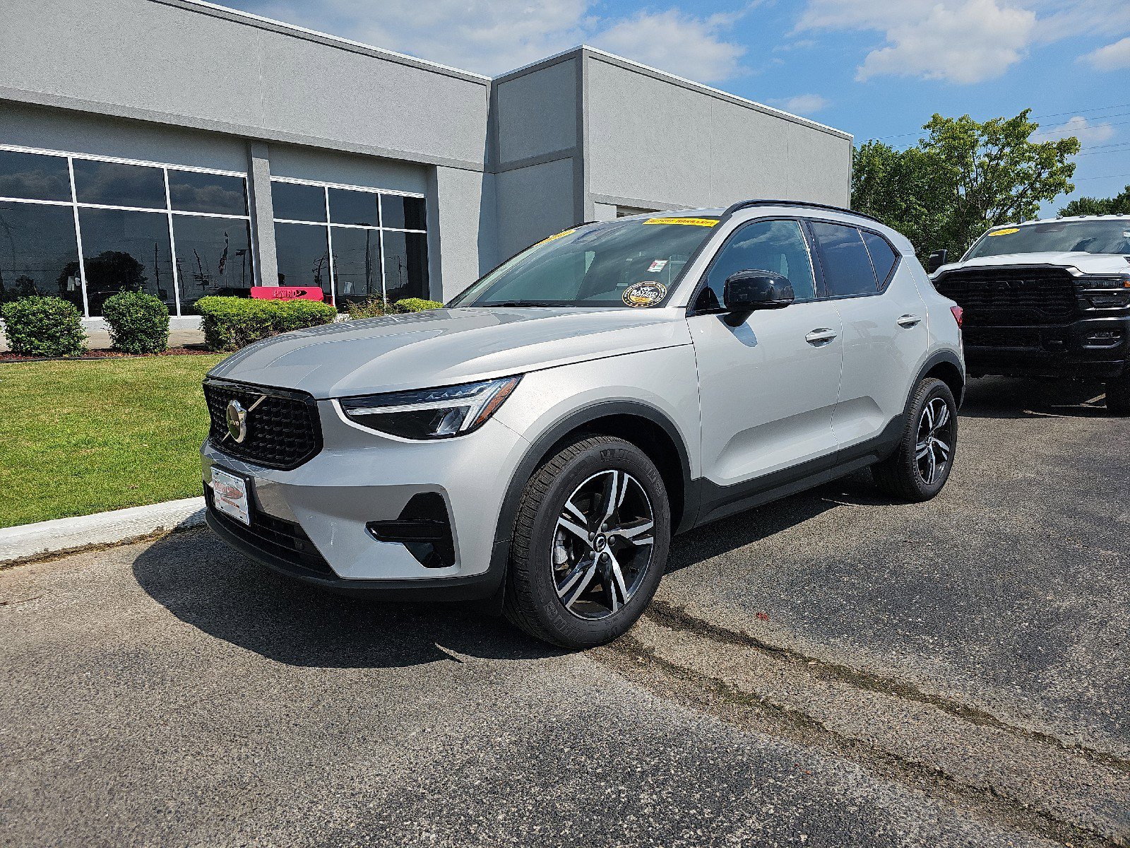 Used 2024 Volvo XC40 B5 Core image 2