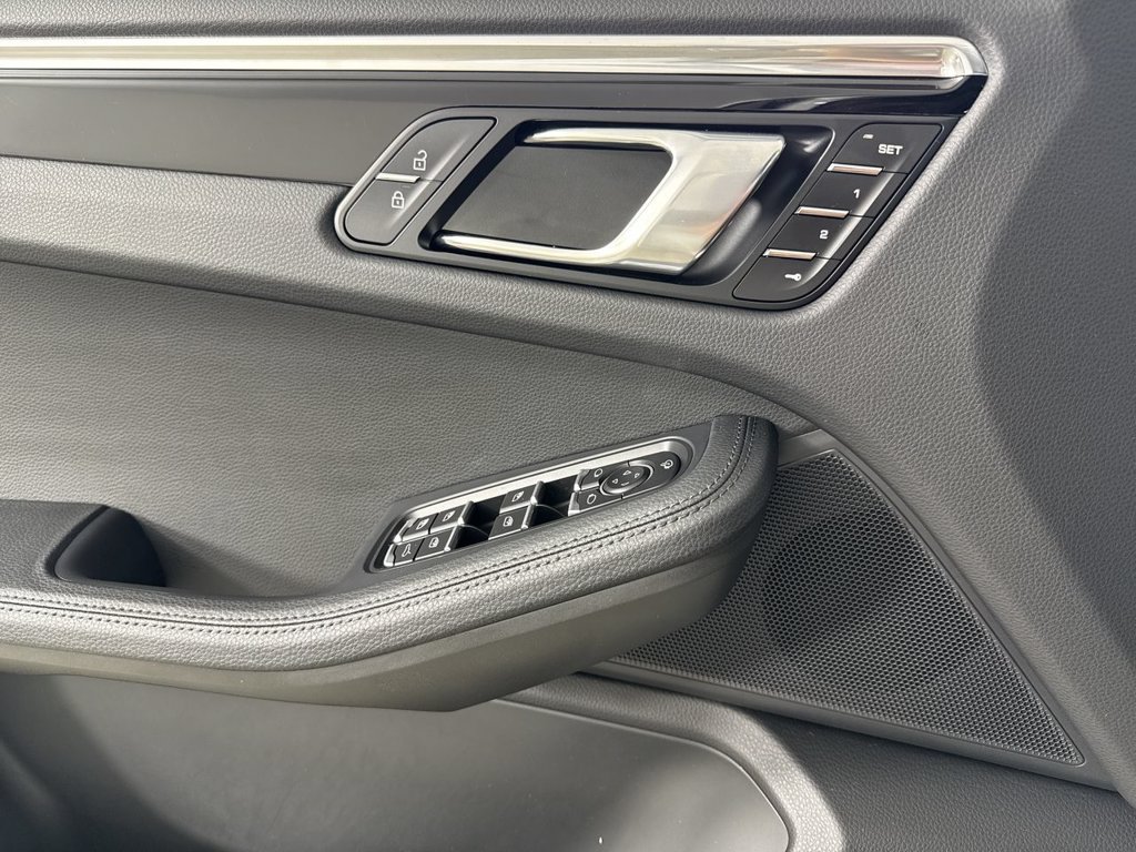 Certified 2025 Porsche Macan AWD/4WD image 34