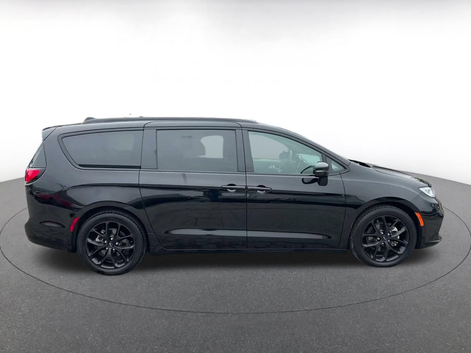 Used 2025 Chrysler Pacifica Limited FWD image 13