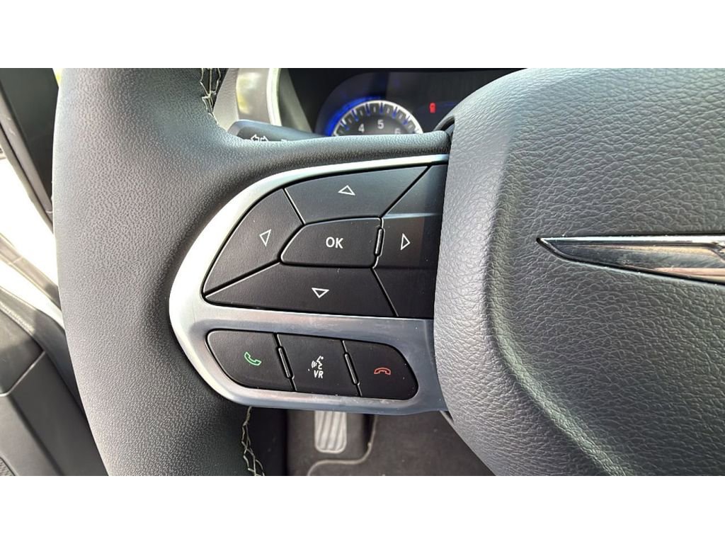 Used 2025 Chrysler Pacifica Select FWD image 26