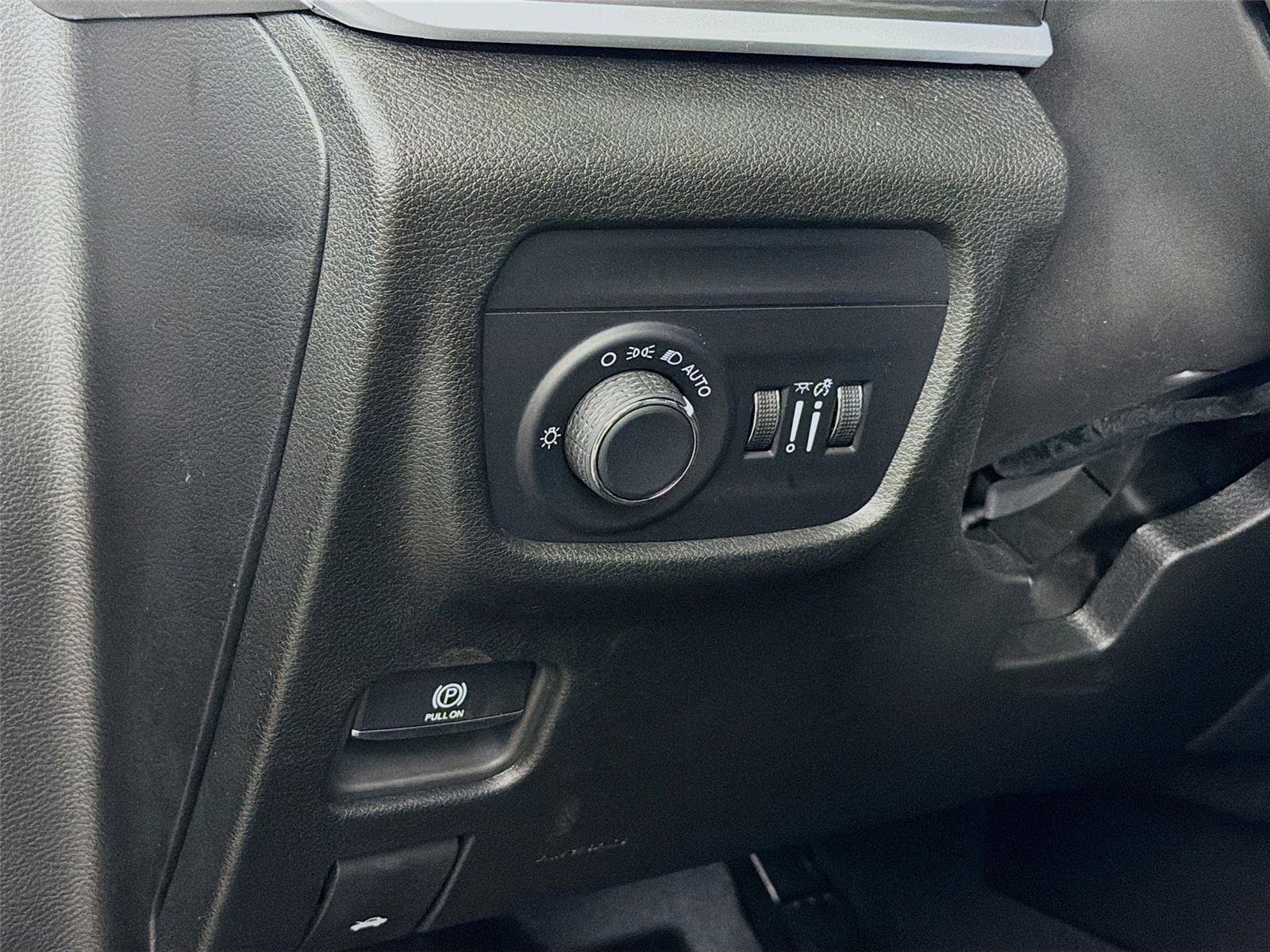 Used 2024 Jeep Grand Cherokee Laredo RWD image 10