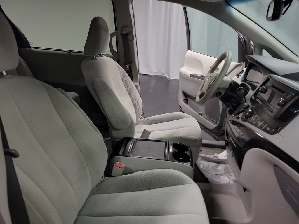 Used 2014 Toyota Sienna LE FWD image 30
