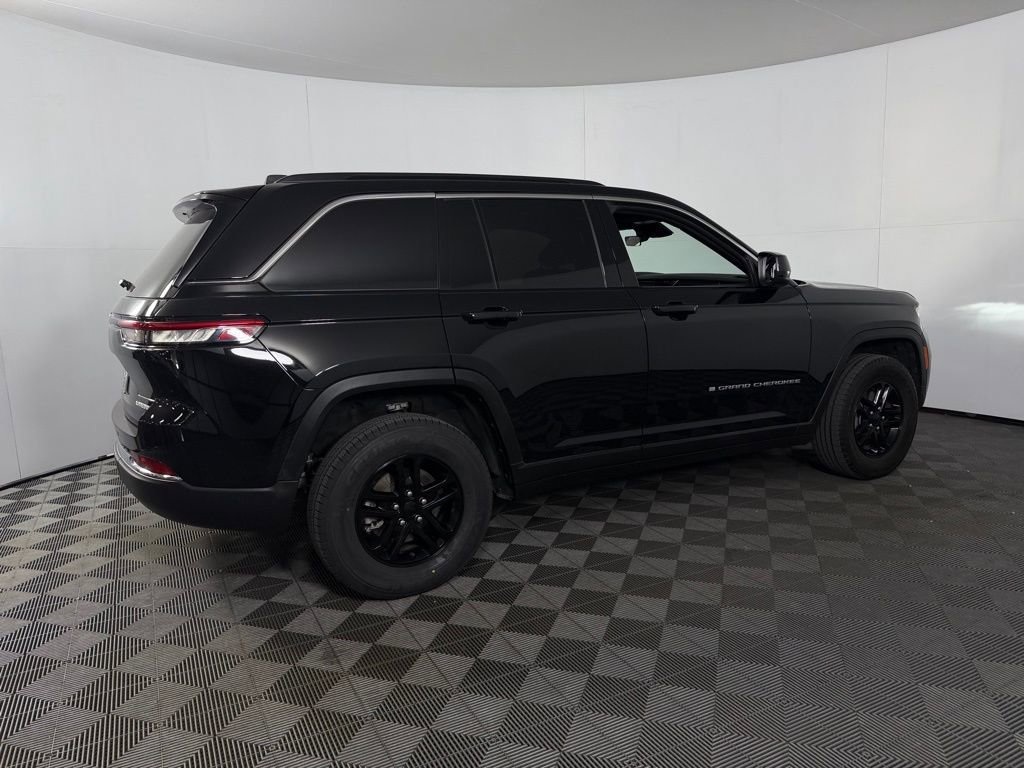 Used 2025 Jeep Grand Cherokee Laredo w/ Luxury Tech Group I image 8