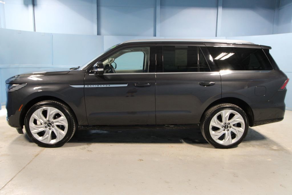 Used 2025 Lincoln Navigator Reserve image 32
