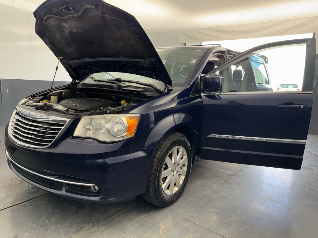 Used 2014 Chrysler Town & Country Touring image 16
