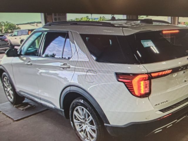 Used 2025 Ford Explorer Active w/ Active Comfort Package AWD/4WD image 2