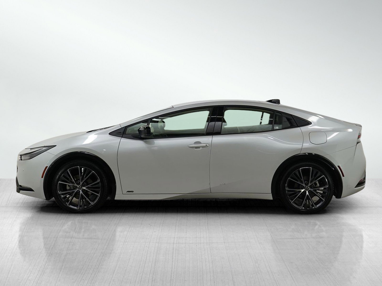 Used 2025 Toyota Prius XLE image 2