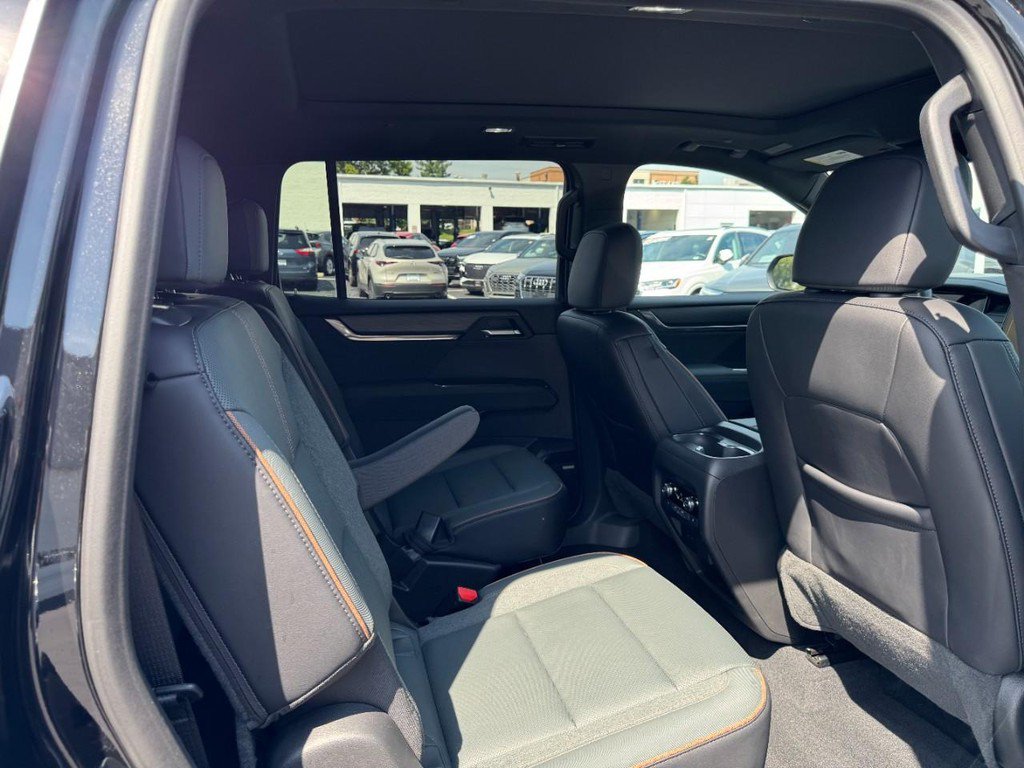 Used 2025 GMC Acadia AT4 w/ Luxury Package AWD/4WD image 10