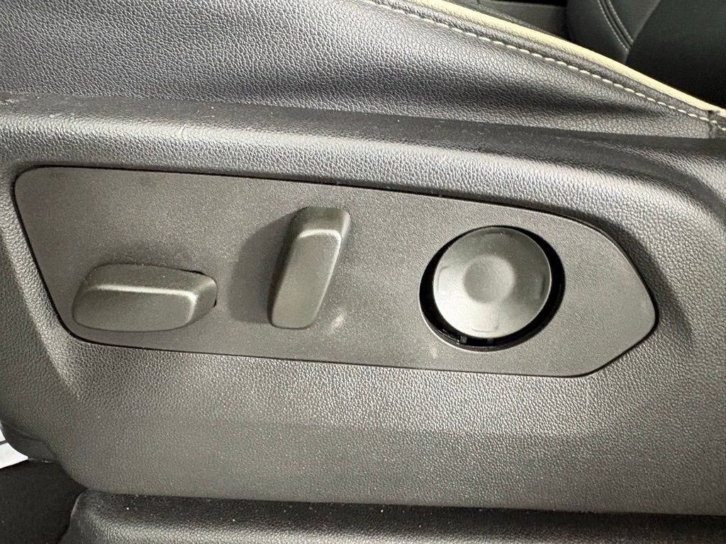 Used 2023 Chevrolet Suburban Premier image 11