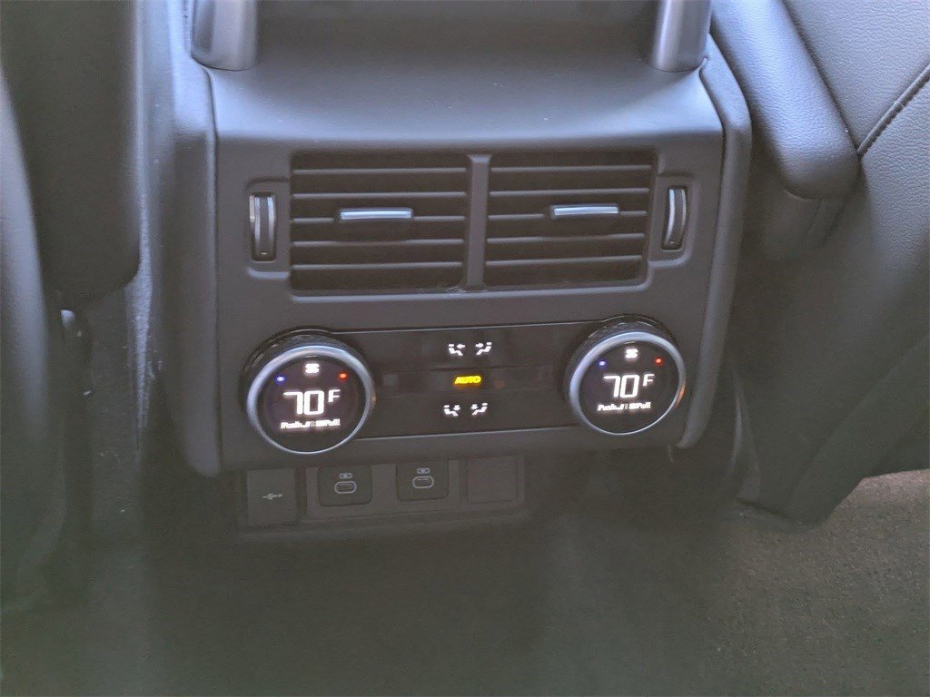 Used 2025 Land Rover Discovery S image 30