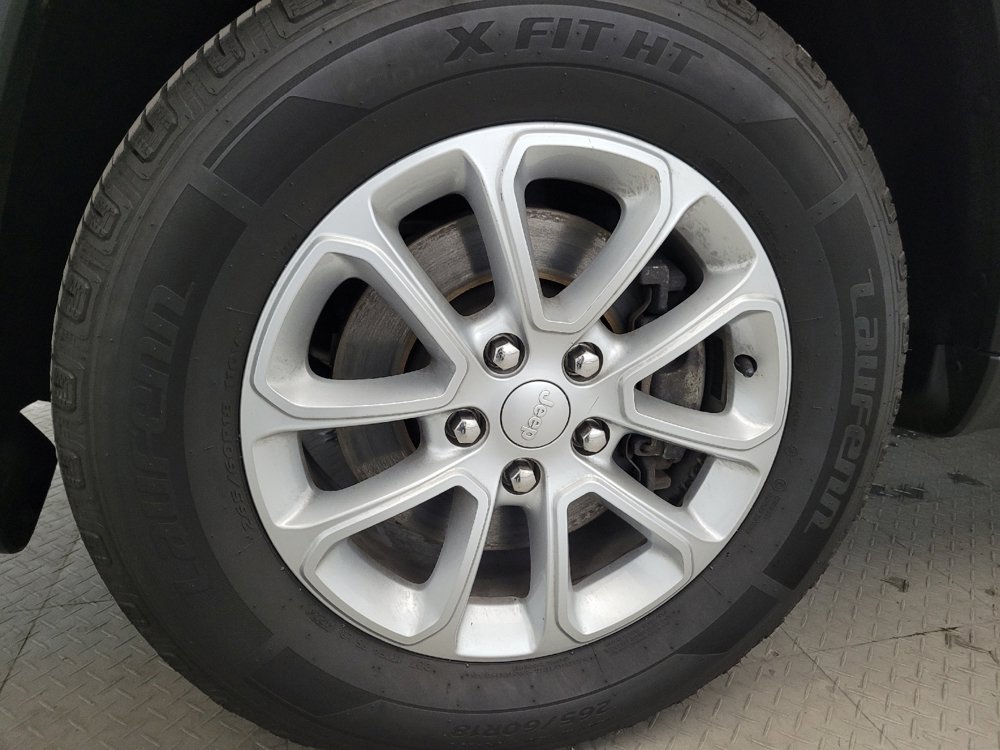 Used 2021 Jeep Grand Cherokee Laredo AWD/4WD image 31