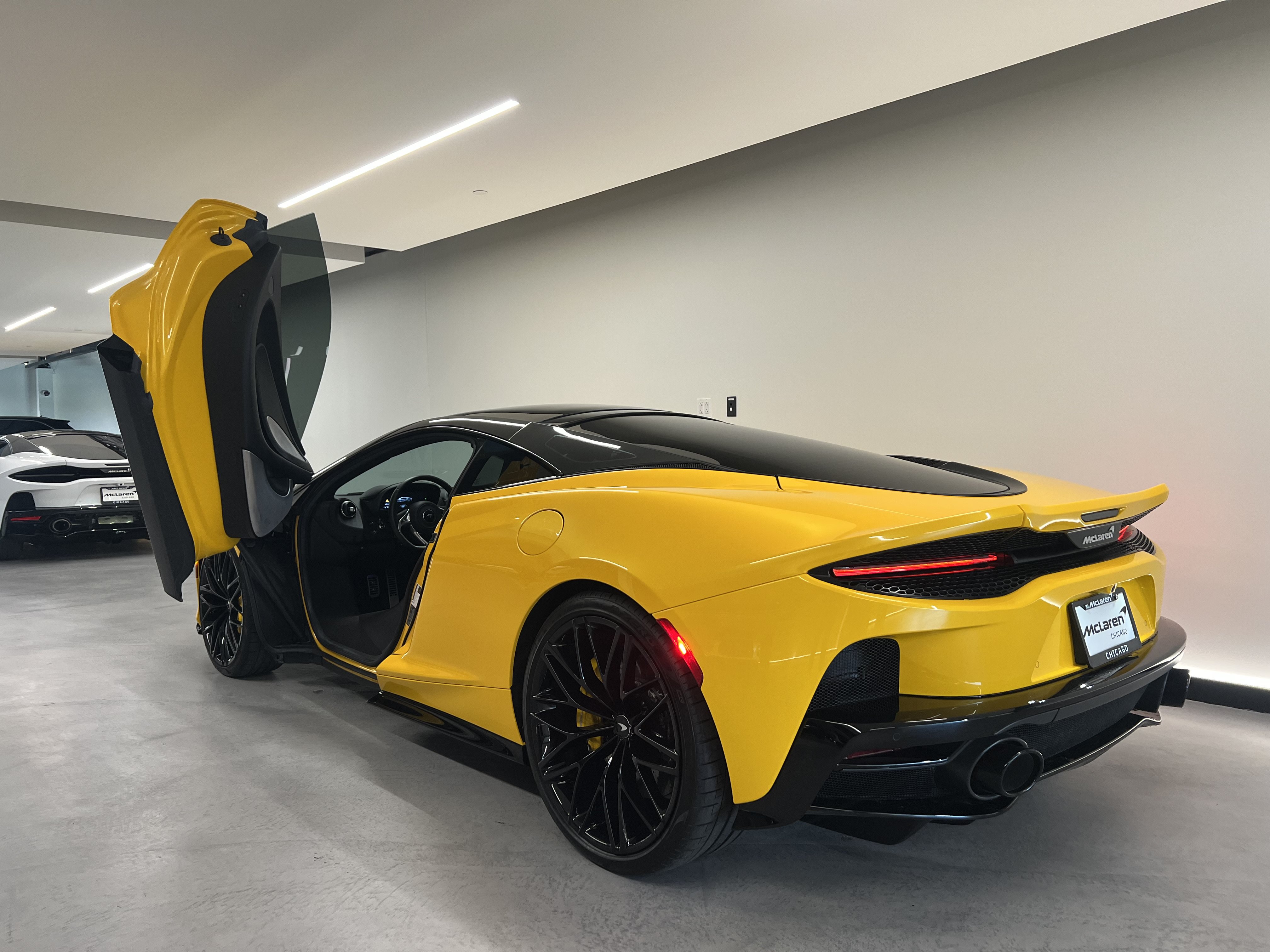 Used 2023 McLaren GT RWD image 14