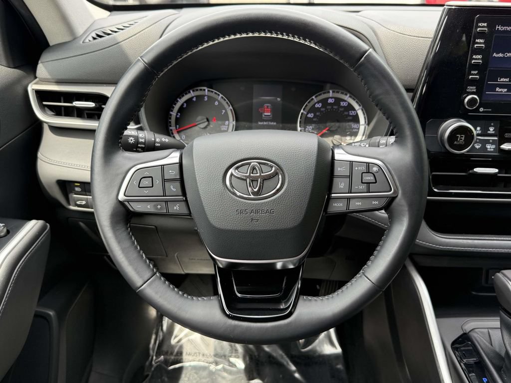 Used 2020 Toyota Highlander LE FWD image 17