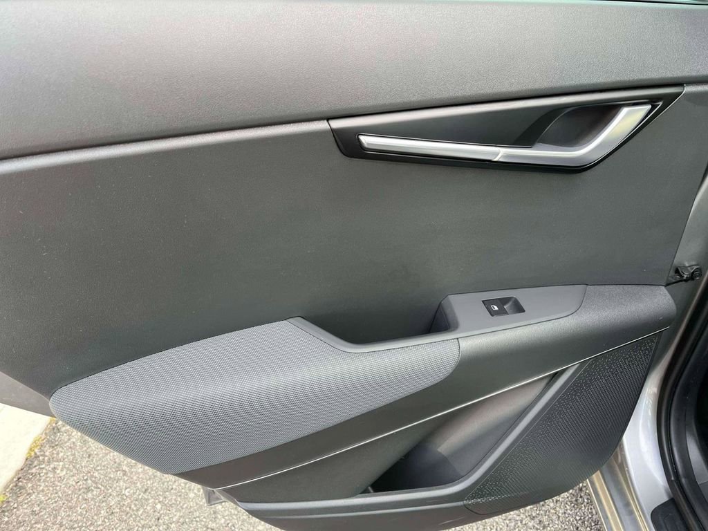 Used 2023 Kia Niro EX Touring image 5