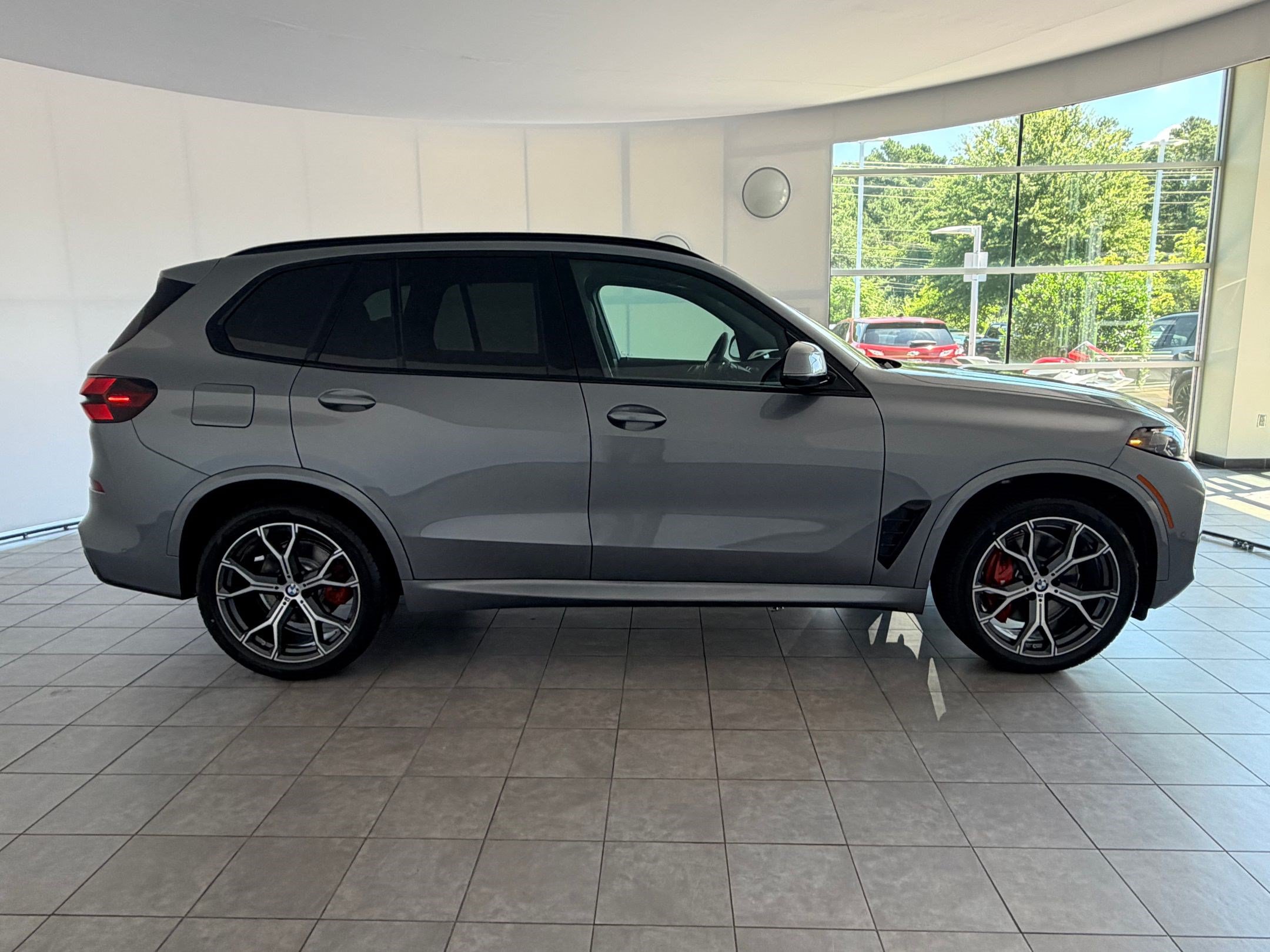 New 2026 BMW X5 xDrive40i w/ M Sport Package AWD/4WD image 8