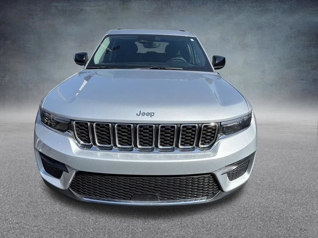 Used 2023 Jeep Grand Cherokee Laredo AWD/4WD image 2
