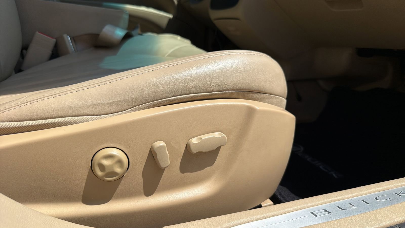Used 2011 Buick Lucerne CXL w/ Driver Confidence Package FWD image 21