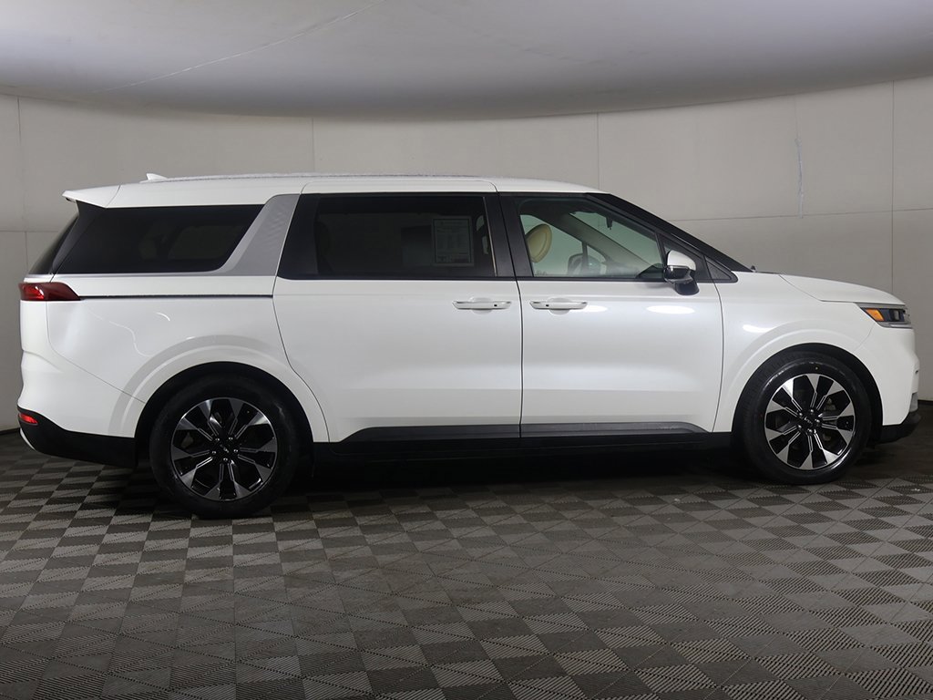 Used 2023 Kia Carnival EX image 18
