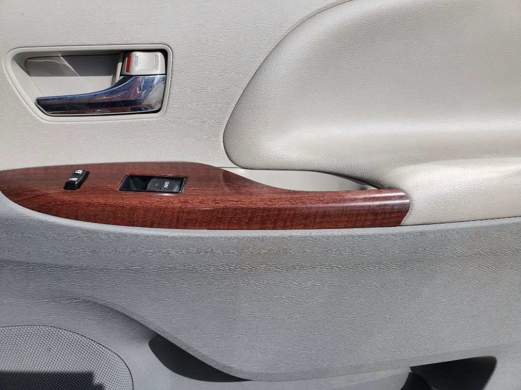 Used 2012 Toyota Sienna XLE FWD image 39