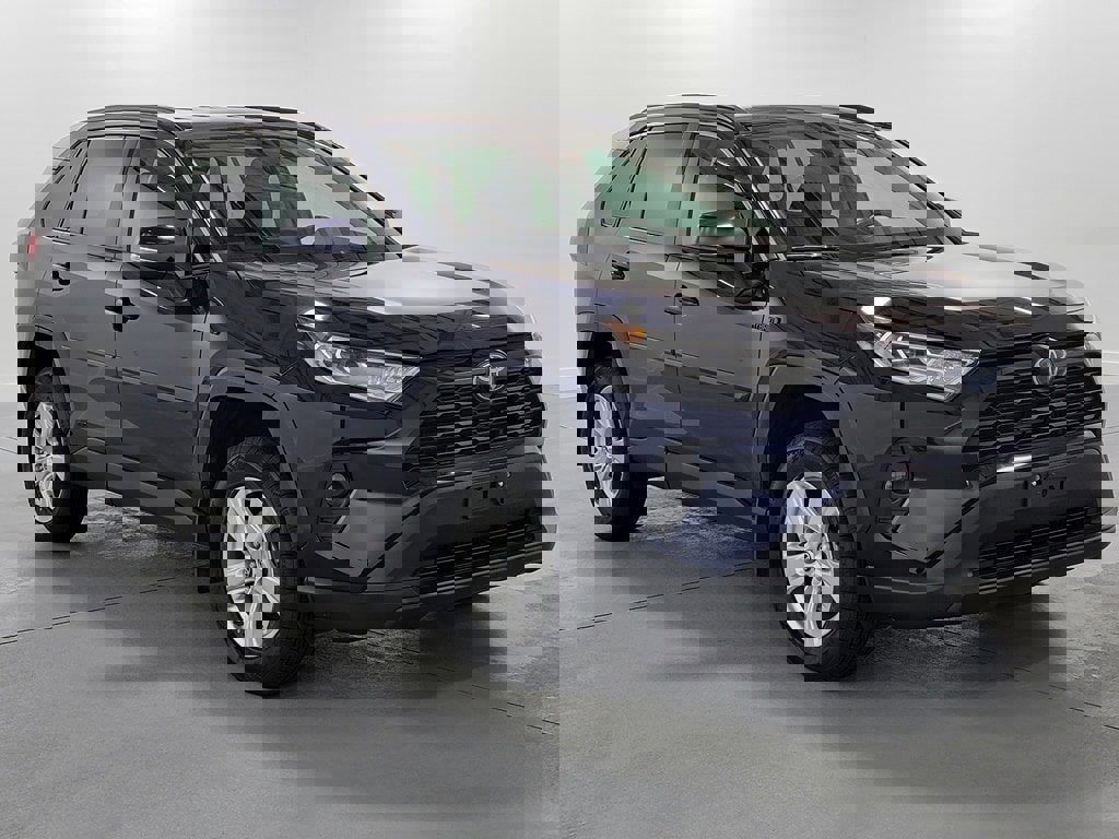 Used 2020 Toyota RAV4 XLE image 2