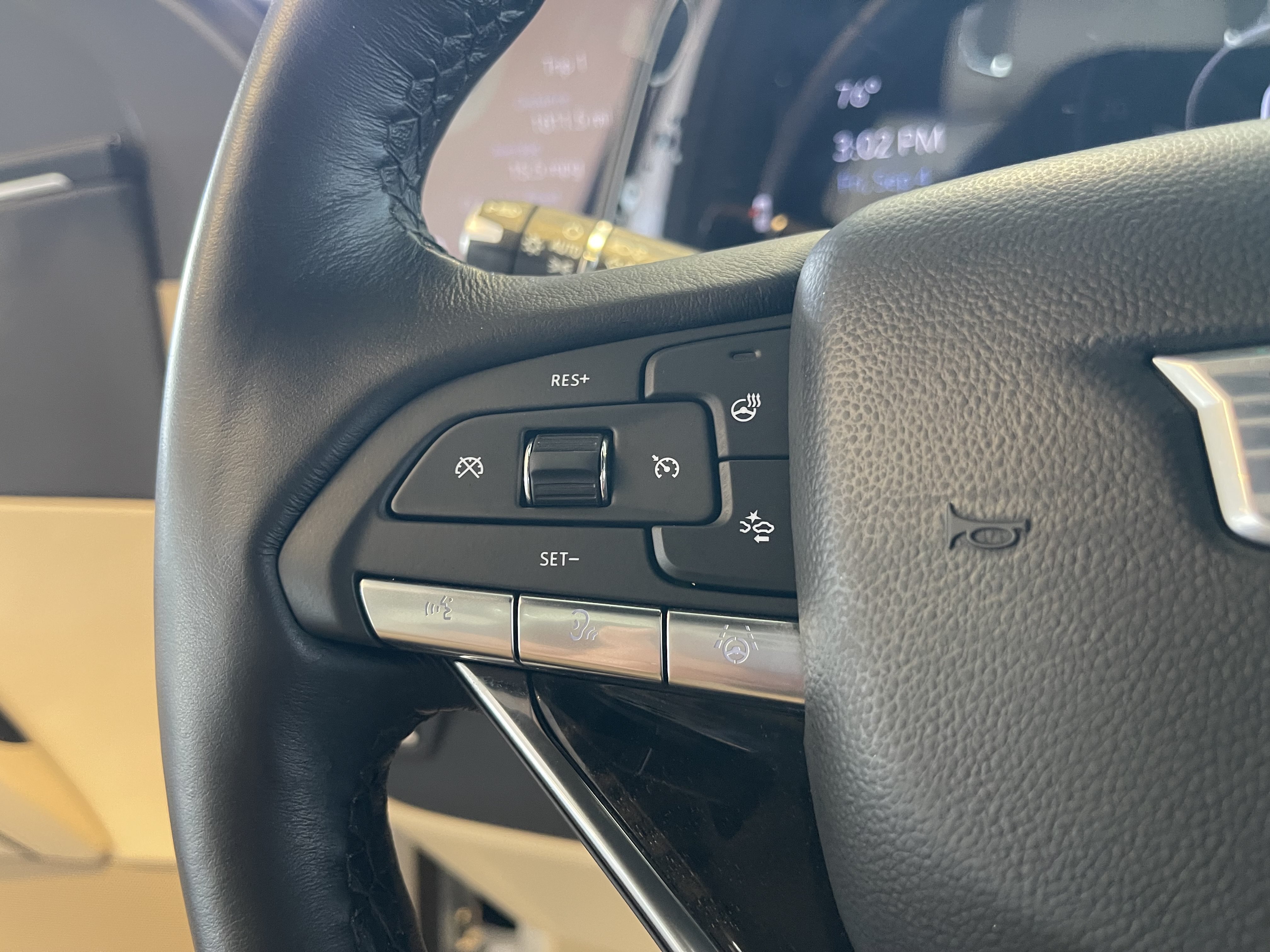 Certified 2024 Cadillac Escalade ESV Premium Luxury AWD/4WD image 25