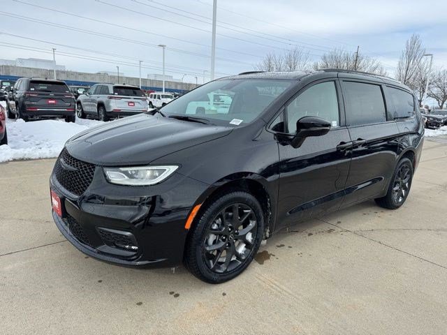 New 2026 Chrysler Pacifica Limited image 3