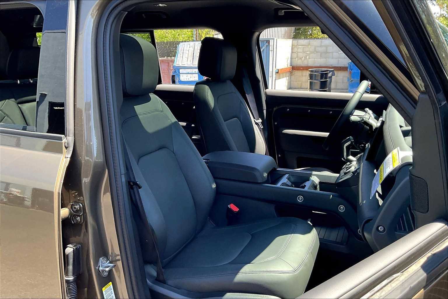 New 2025 Land Rover Defender 110 X-Dynamic SE image 31