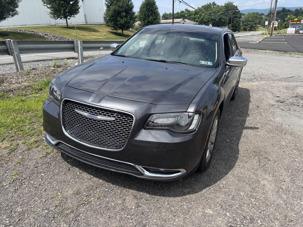 Used 2019 Chrysler 300 Limited AWD/4WD image 2