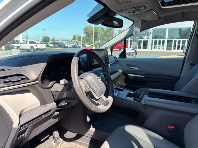 Used 2023 Toyota Sienna XLE w/ XLE Plus Package FWD image 15