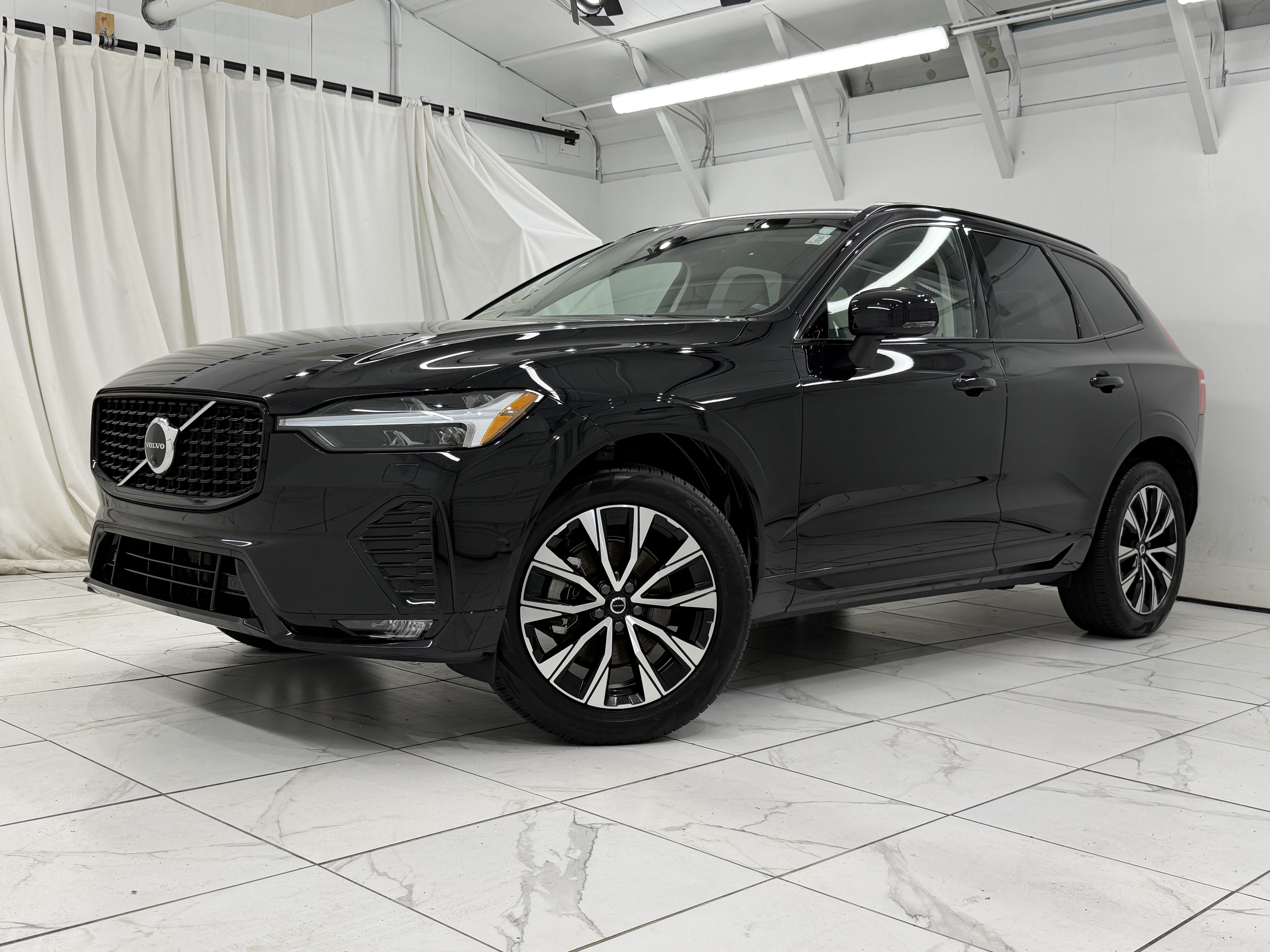 Used 2025 Volvo XC60 B5 Plus w/ Climate Package PRO AWD/4WD image 1