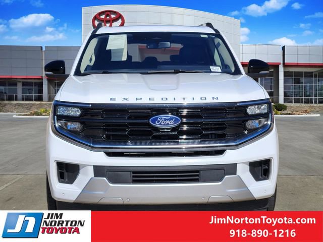 Used 2025 Ford Expedition Platinum image 2