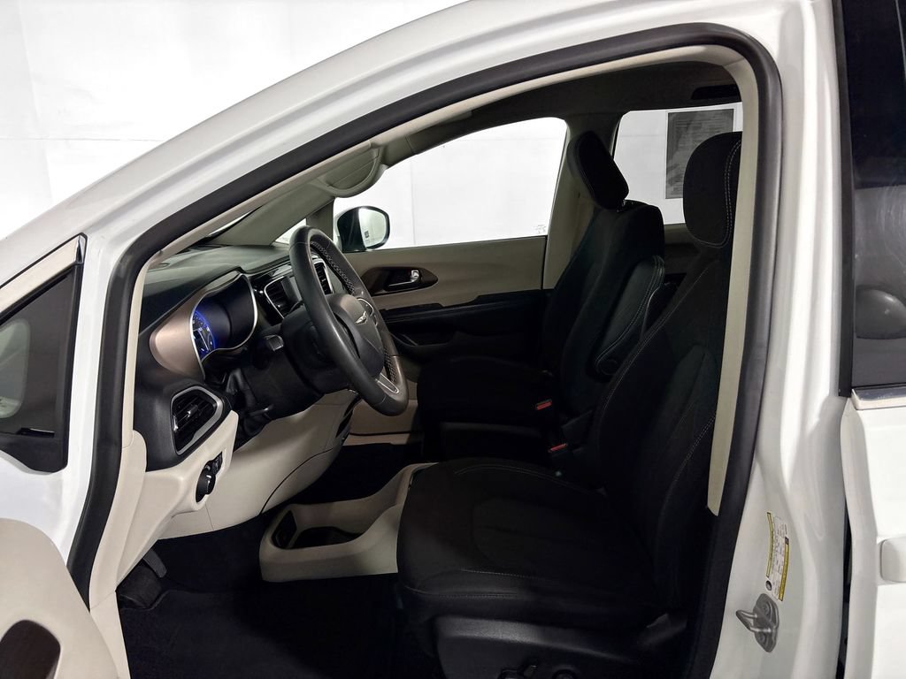 Used 2022 Chrysler Voyager LX FWD image 11