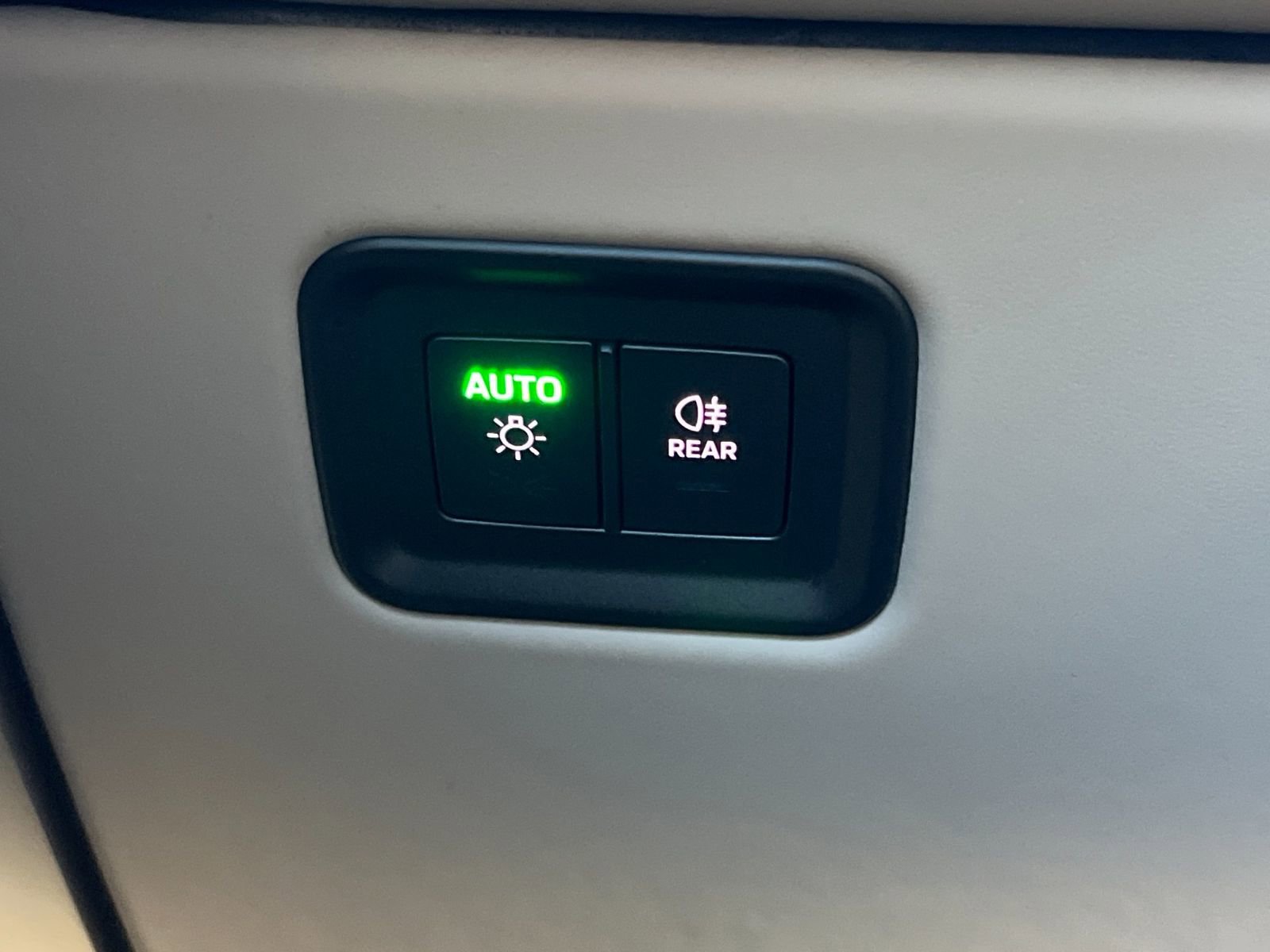 Certified 2025 Porsche Macan Electric image 33