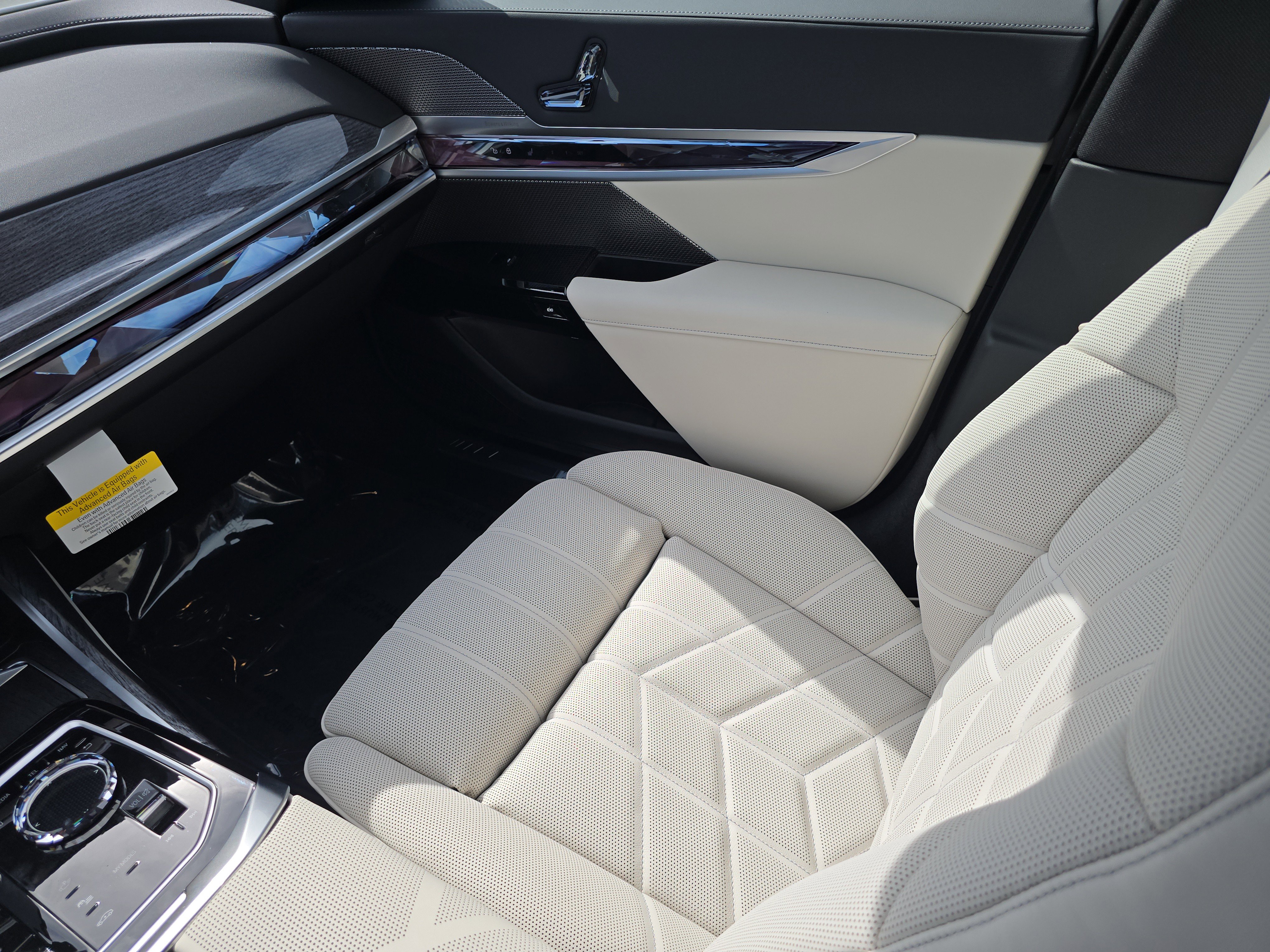 New 2026 BMW 750e xDrive image 15