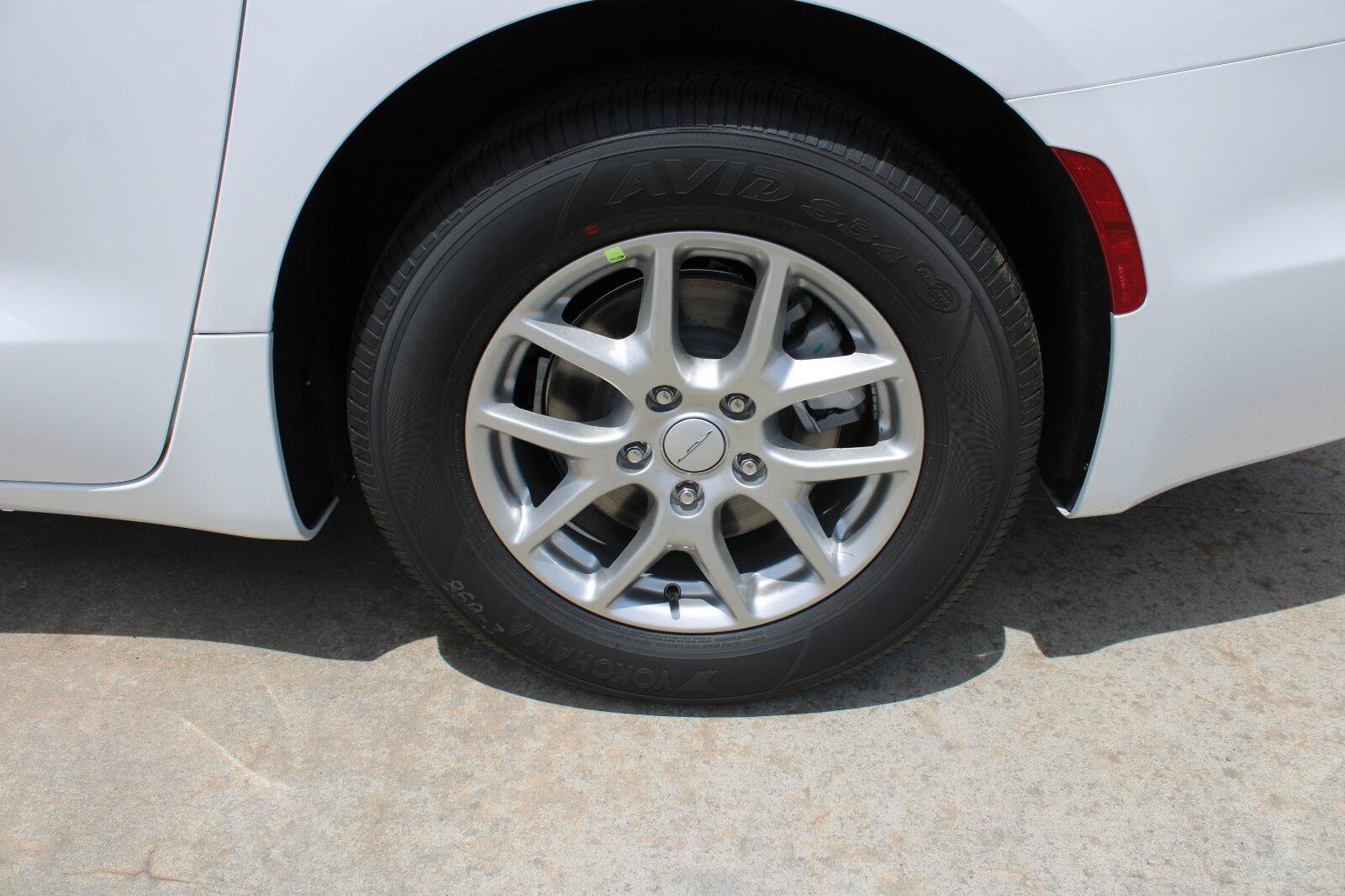 New 2027 Chrysler Pacifica Select FWD image 10
