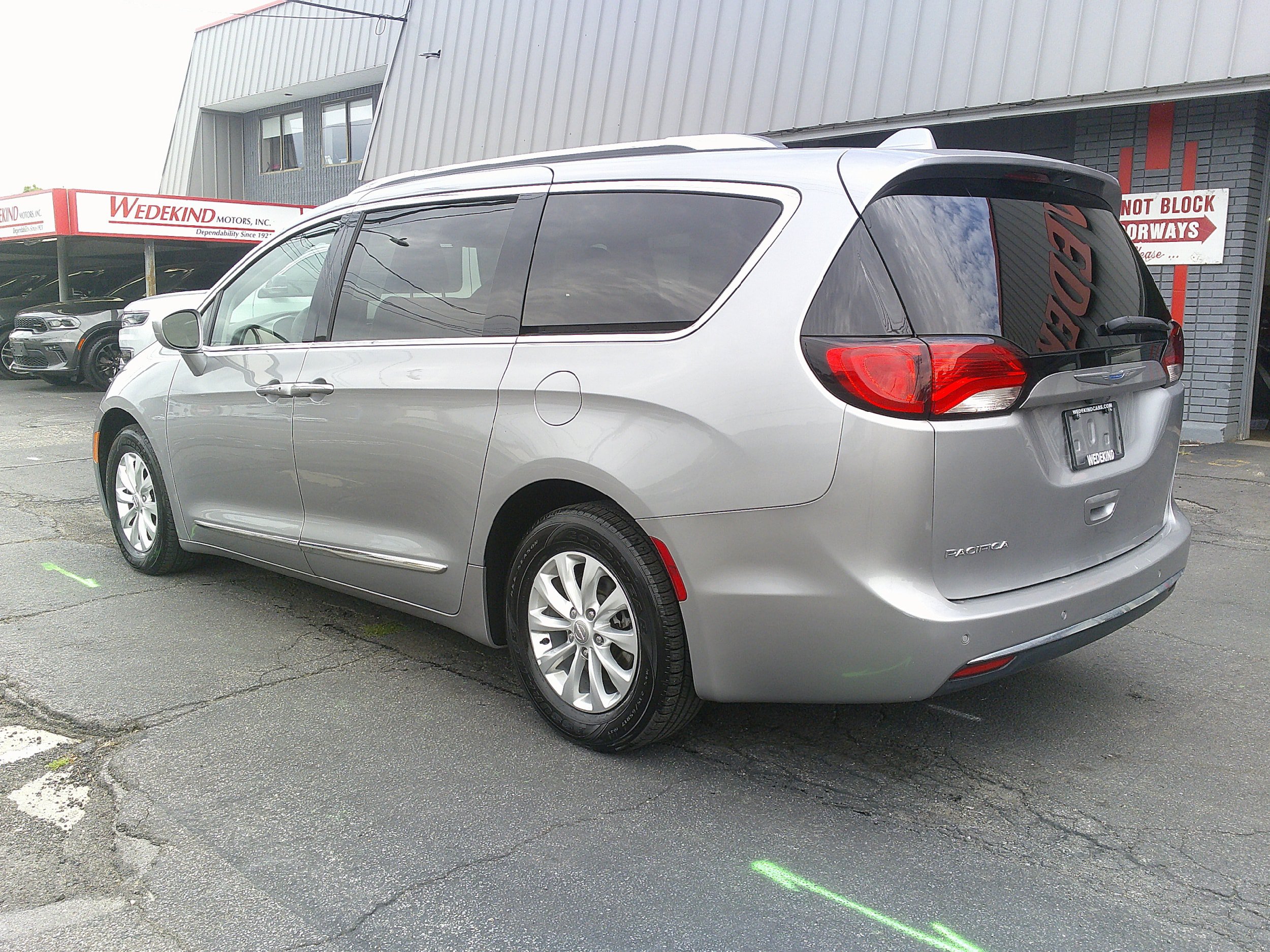 Used 2018 Chrysler Pacifica Touring-L FWD image 9