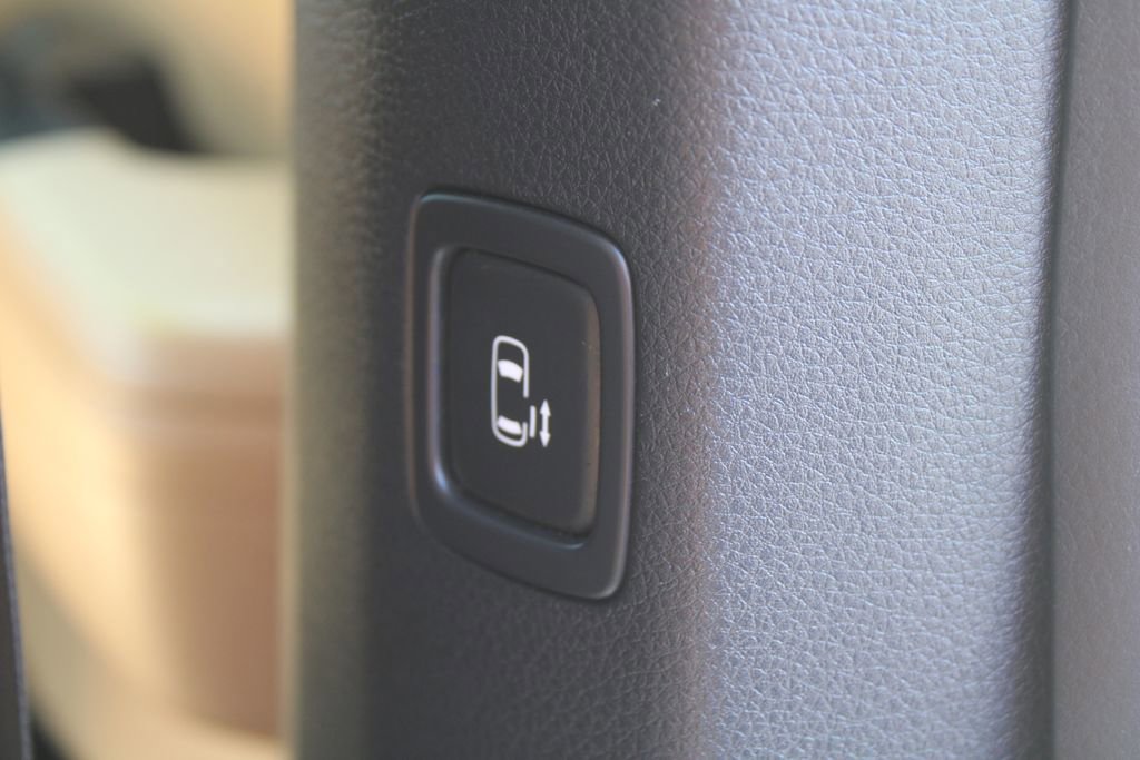 Used 2022 Kia Carnival LX FWD image 8