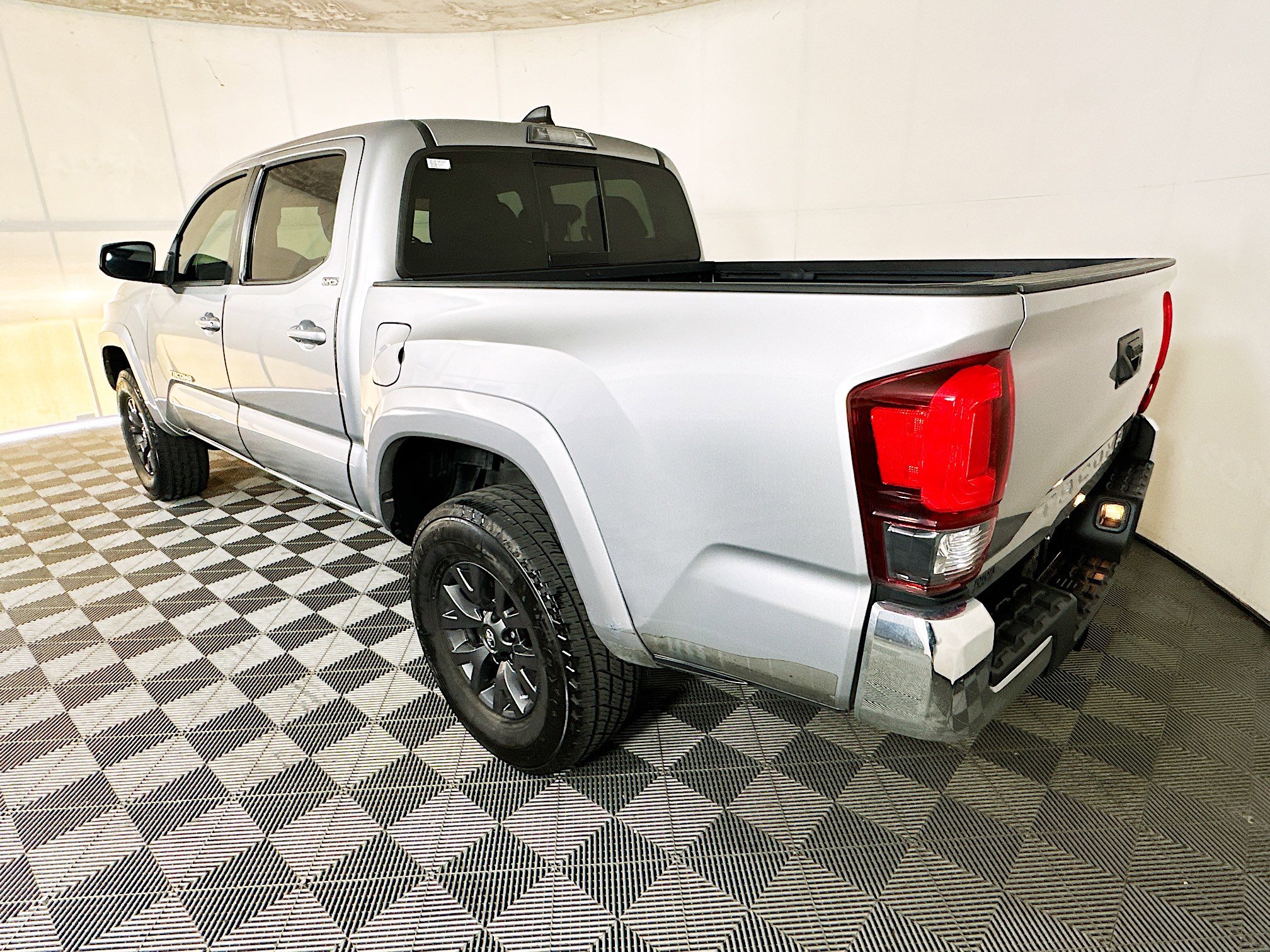 Used 2021 Toyota Tacoma SR5 RWD image 5