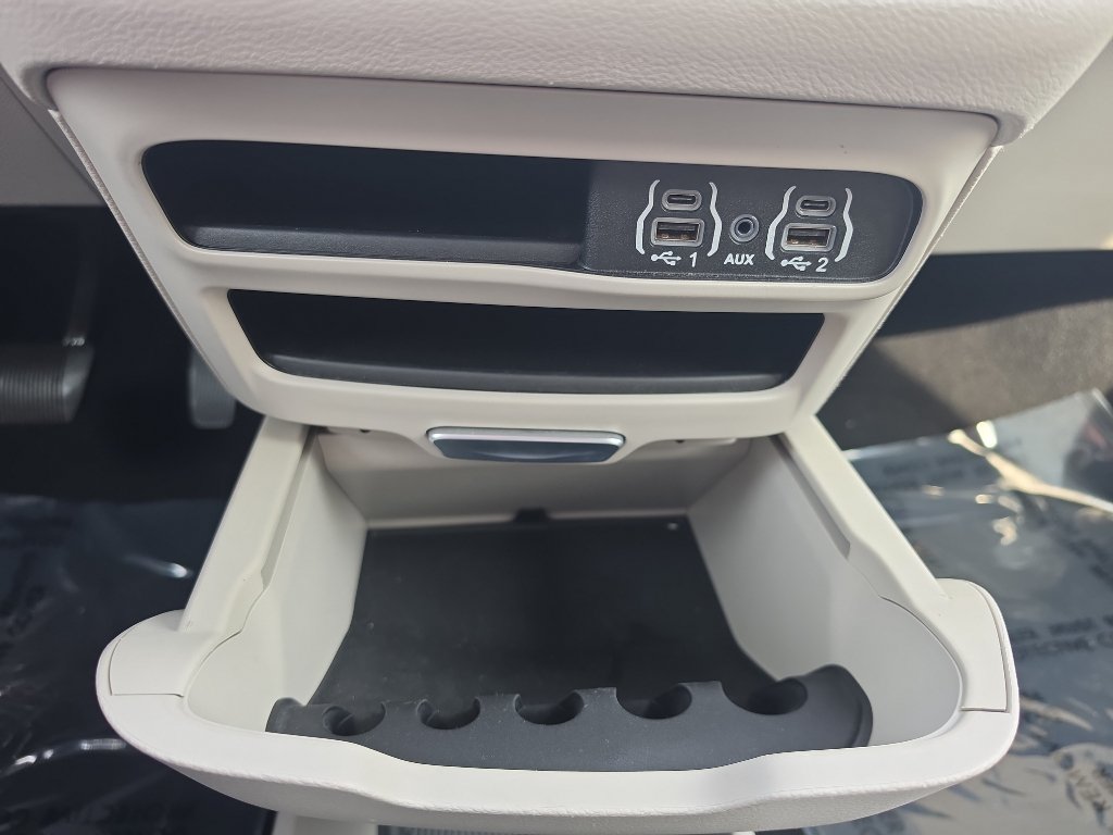 Used 2023 Chrysler Pacifica Touring-L FWD image 27