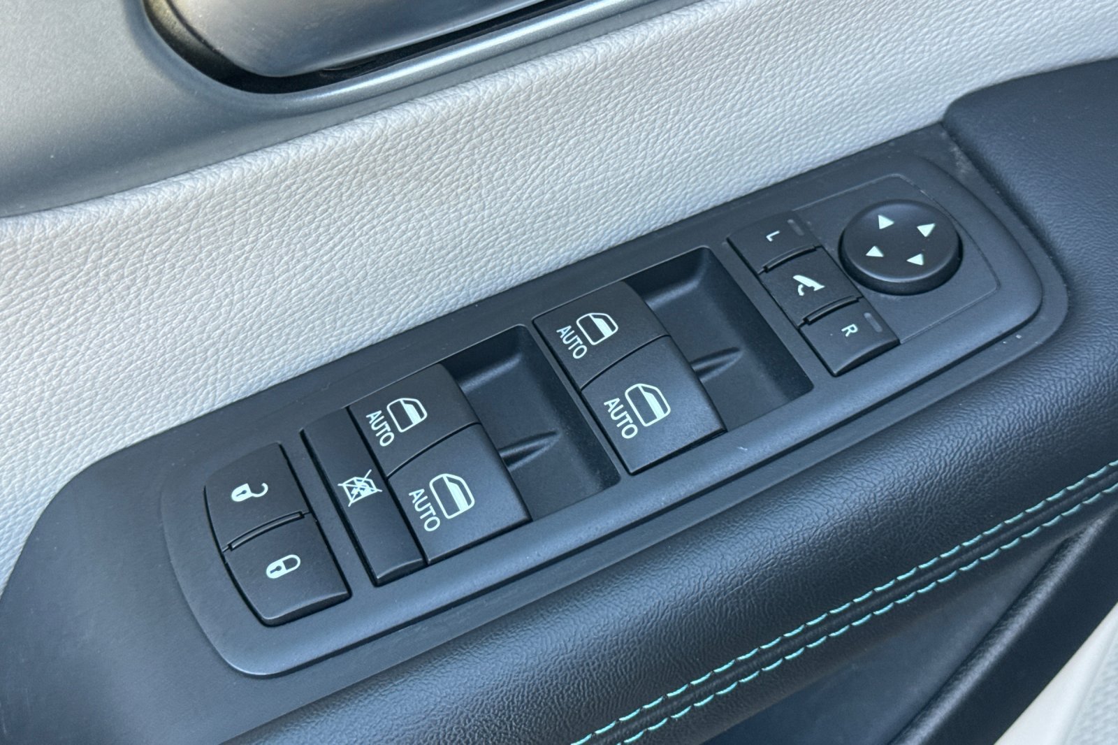 Used 2020 Chrysler Pacifica Limited w/ Advanced Safetytec Group FWD image 11