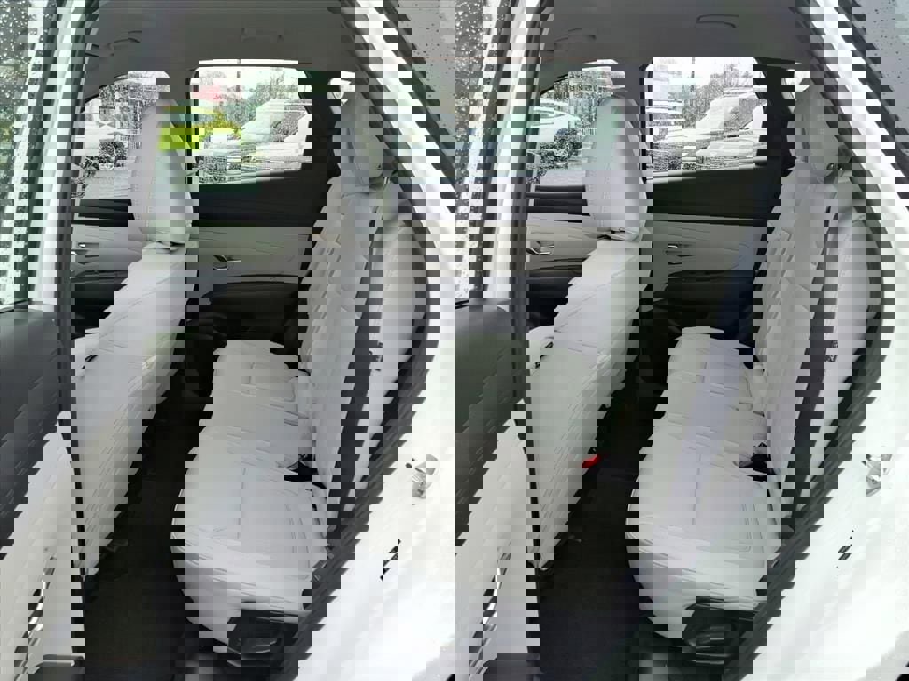 Used 2025 Hyundai Tucson SE image 4