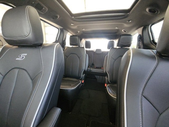 New 2025 Chrysler Pacifica Limited image 32
